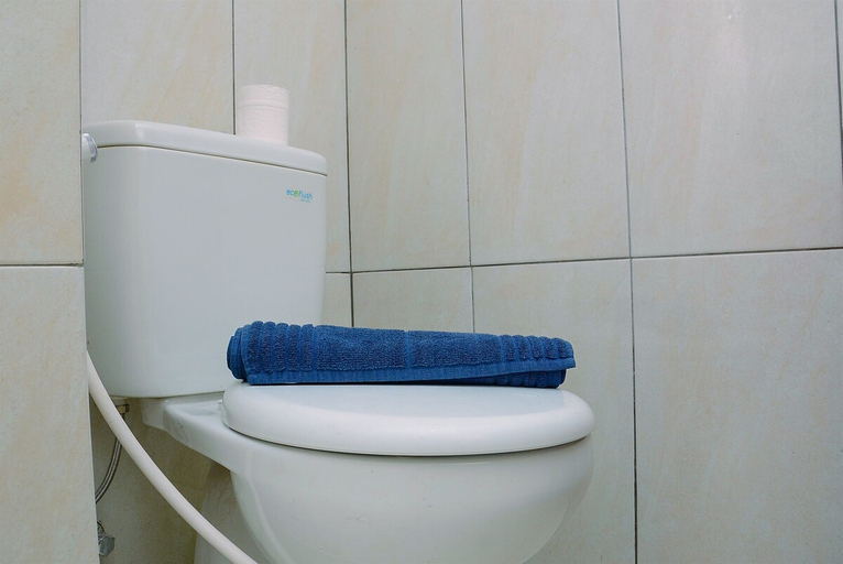 Bathroom 2, Minimalist Studio At Grand Kamala Lagoon Apartment, Bekasi