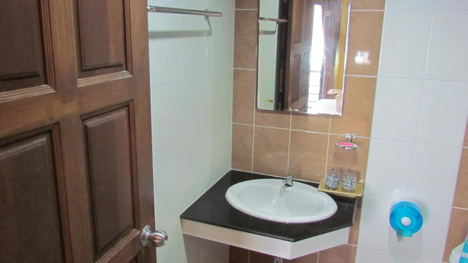 Bathroom 5, La piccola Patong, Phuket Island