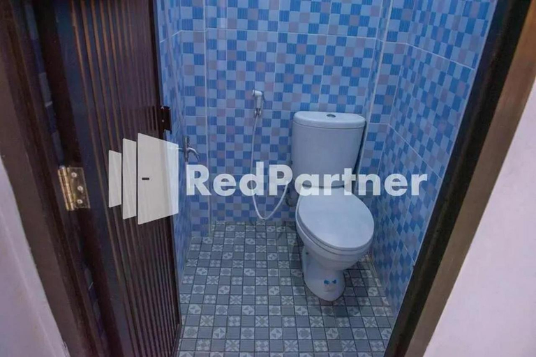 Bathroom 4, Hotel Rai Palopo Exclusive Syariah Mitra RedDoorz, Palopo