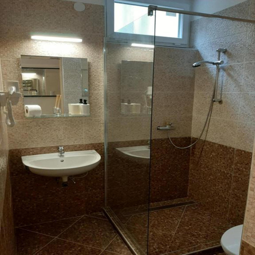 Bathroom, Korona Panzio, Hatvani