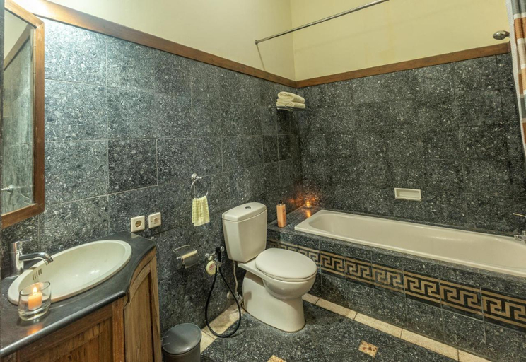 Bathroom, Rumah Budi Susanto by Bukit Vista, Sleman
