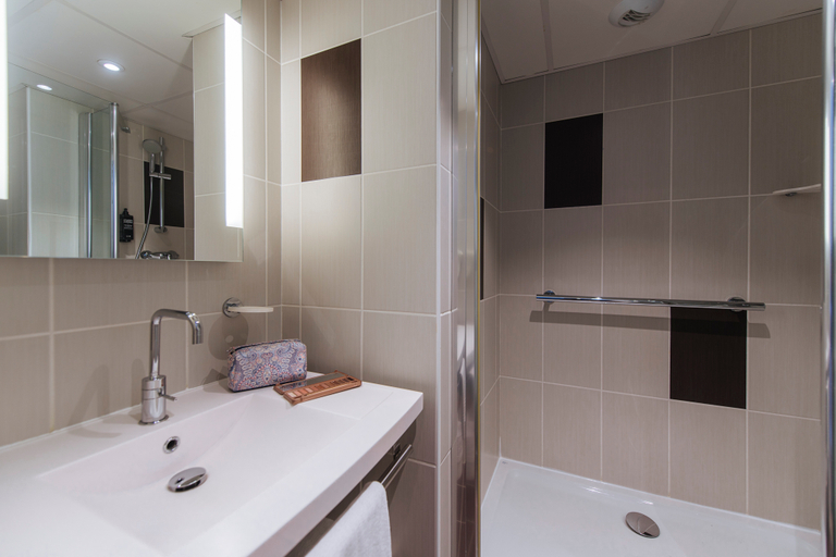 Bathroom 5, Hotel ibis Styles Nice Aéroport Arénas, Alpes-Maritimes