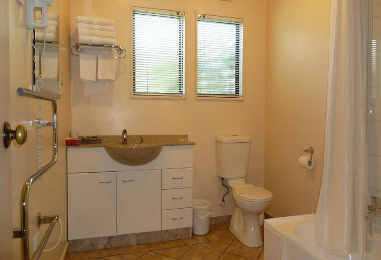 Bathroom, Tudor Lodge Motel, South Taranaki