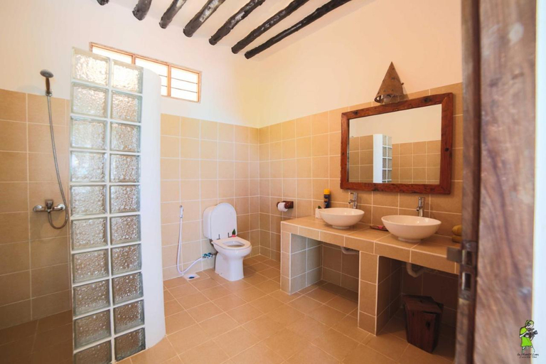 Bathroom 2, Red Monkey Beach Lodge, Kusini