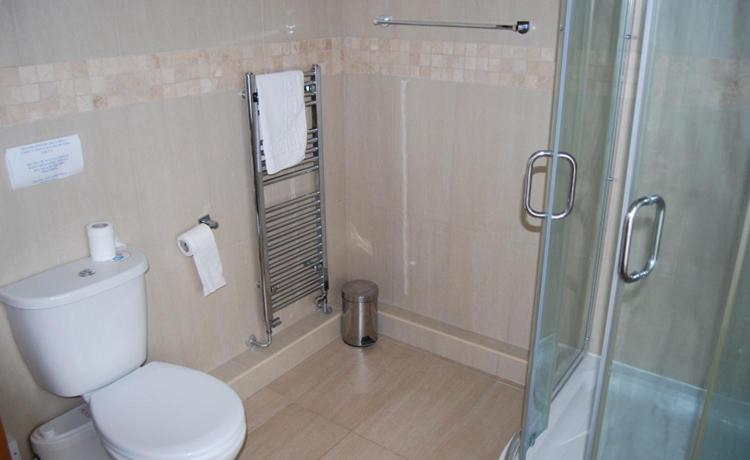 Bathroom, The Barrington Arms Hotel, Oxfordshire
