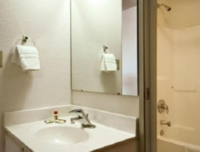 Bathroom, Days Inn by Wyndham Warsaw, Kosciusko