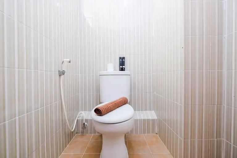 Bathroom 3, Cozy Living Studio Room at Cinere Resort Apartment, Depok