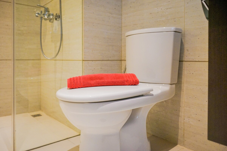 Bathroom 5, Modern Design 1BR Apartment at Brooklyn Alam Sutera By Travelio, Tangerang