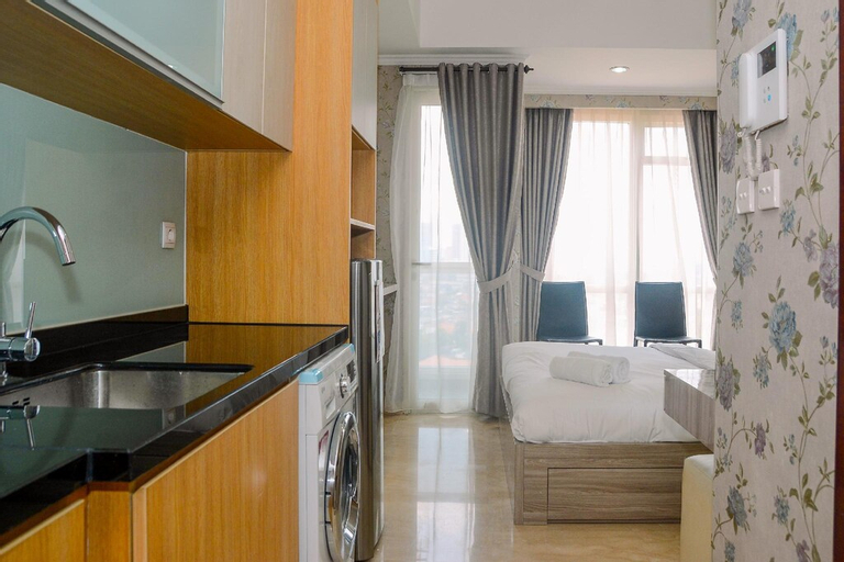 Dining Room 5, Tranquil Studio Apt at Menteng Park By Travelio, Central Jakarta
