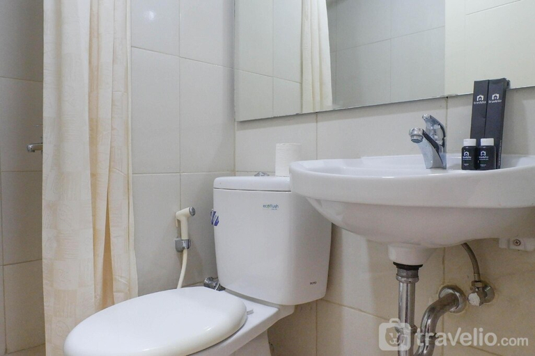 Bathroom, Luxurious Studio at Supermall Mansion By Travelio, Surabaya