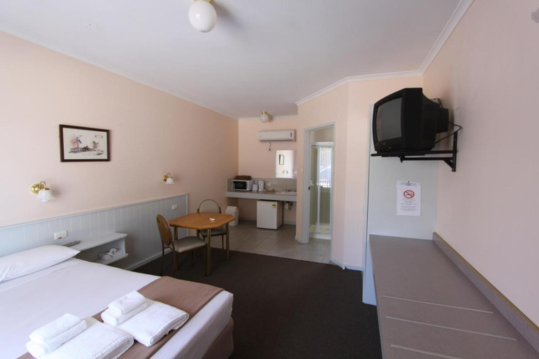 Bedroom 3, Lazy River Motor Inn, Wakool