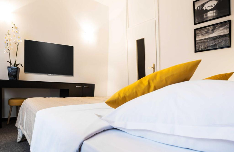 Bedroom 4, Park, Hotel & Entertainment, Gorizia
