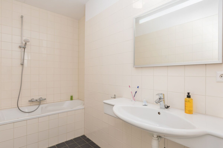 Bathroom 2, House in Volendam with Waterfront Views, Edam-Volendam