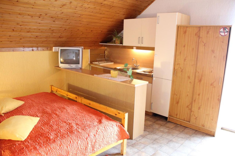 Bedroom 5, Mekina Guesthouse, Maribor