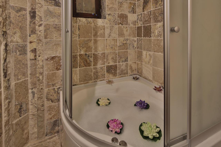 Bathroom 5, Old Town Stone House, Nevşehir