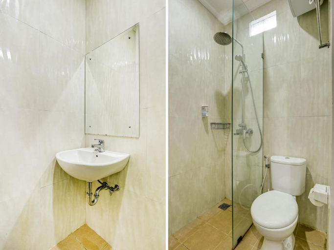 Bathroom 3, Super OYO Capital O 90291 Vin Stay Petanu, Denpasar
