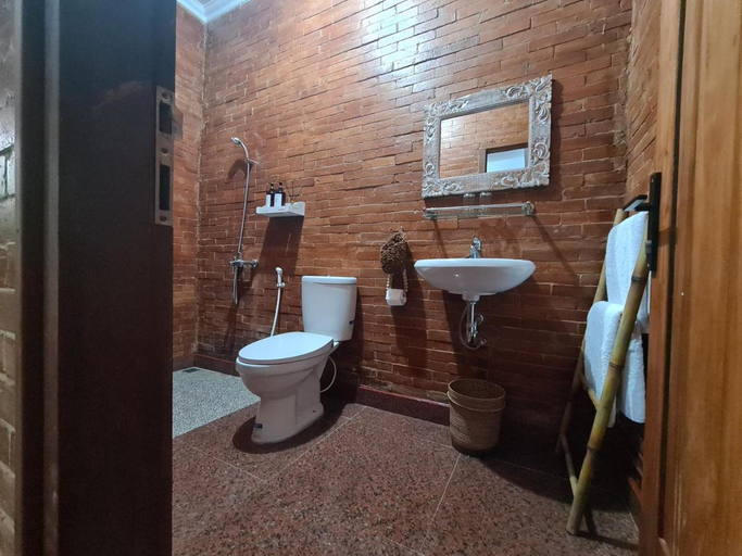 Bathroom, La Tavisa Hotel Borobudur, Magelang