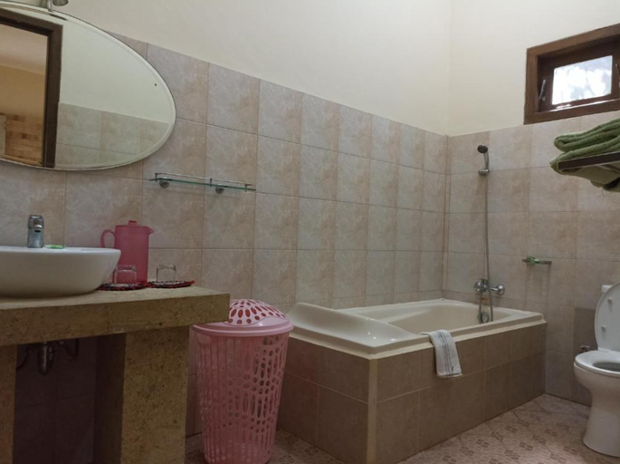 Bathroom, Superb totally private family friendly villa with pool and only 500 metres from beach, Lombok