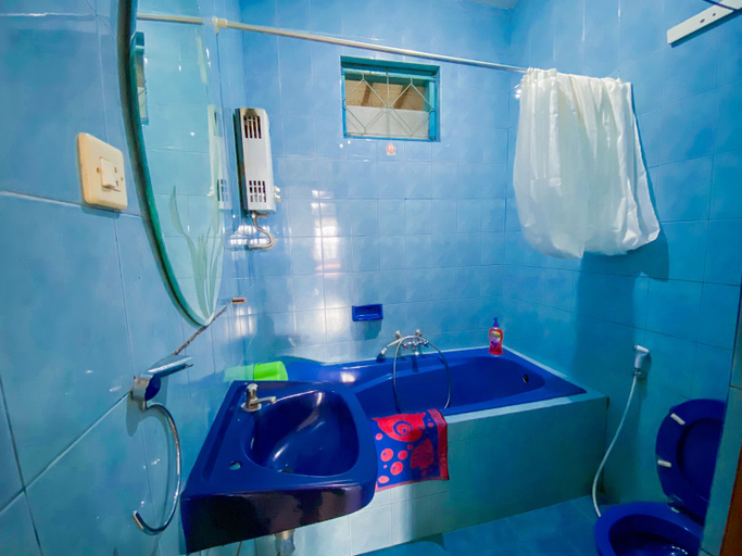 Bathroom, Villa Kencana 1, Malang