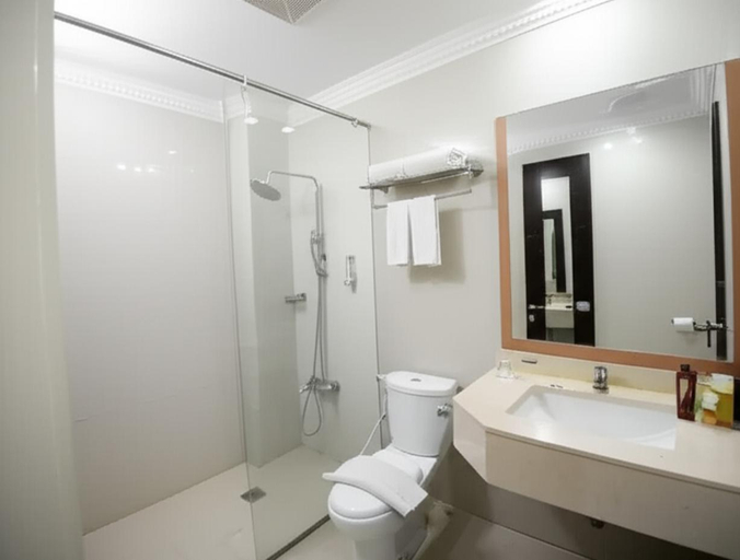 Bathroom 5, D'Senopati Malioboro Grand Hotel, Yogyakarta