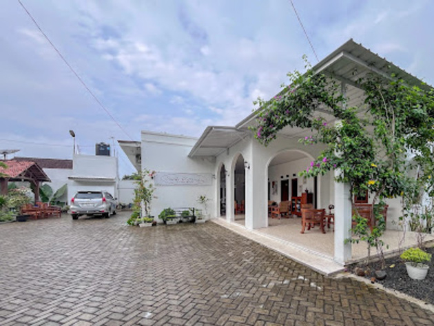 Exterior & Views