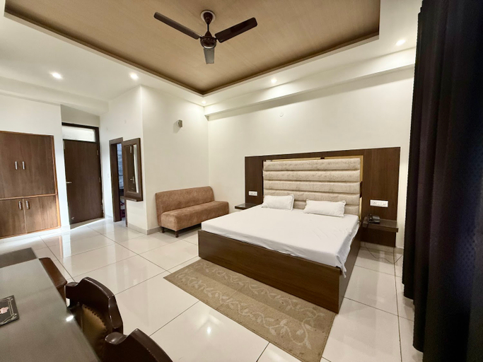 Bedroom 3, Neelgagan Hotel, Delhi