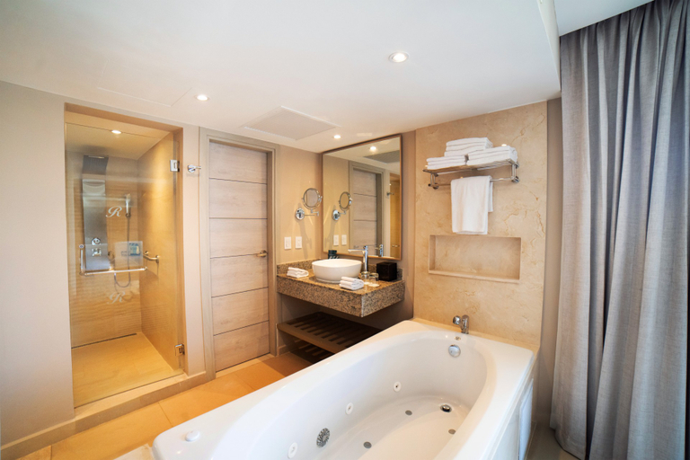 Bathroom, Royalton Punta Cana Autograph All-Inclusive Resort, Salvaleon de Higuey