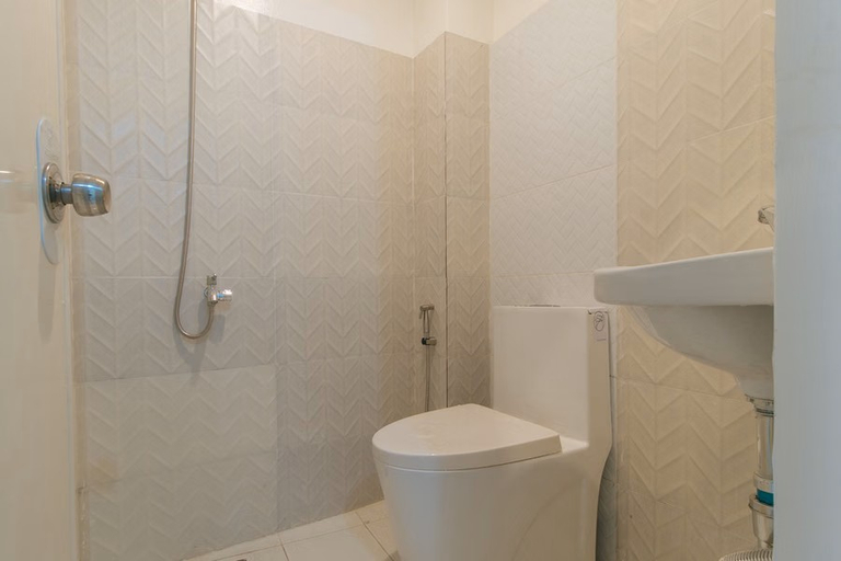 Bathroom, RedDoorz @ FCCG GoldMoon Boutique Hotel, Mandaluyong