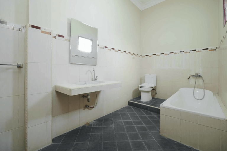 Bathroom 4, RedDoorz near RS Harapan Pematangsiantar, Pematangsiantar