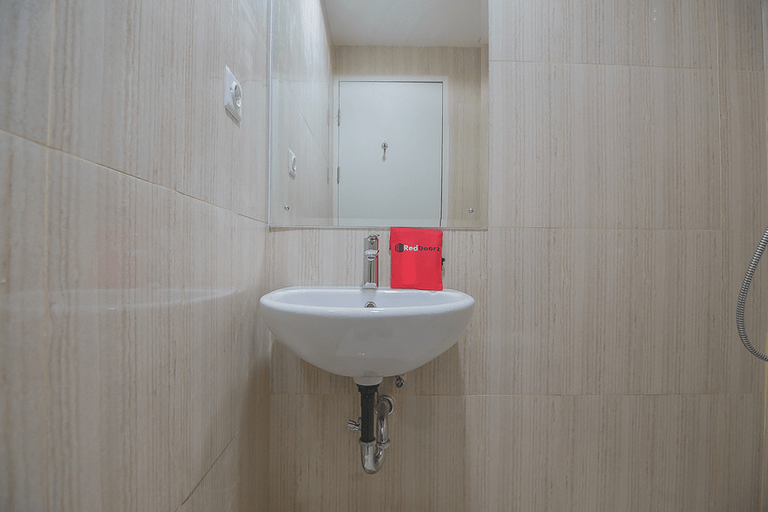 Bathroom 4, RedDoorz Apartment @ Sentul Tower, Bogor
