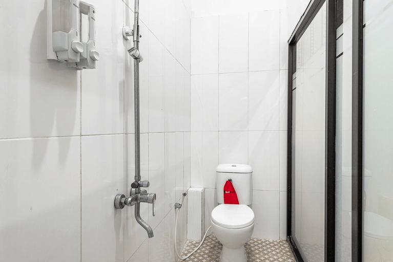 Bathroom 3, RedDoorz Syariah @ Danau Kerinci Sawojajar, Malang