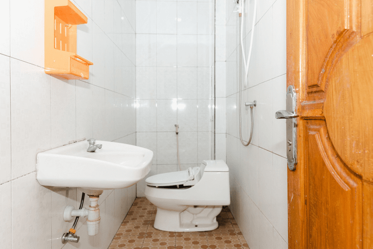 Bathroom 4, RedDoorz Plus near Transmart Kairagi Dua Manado, Manado