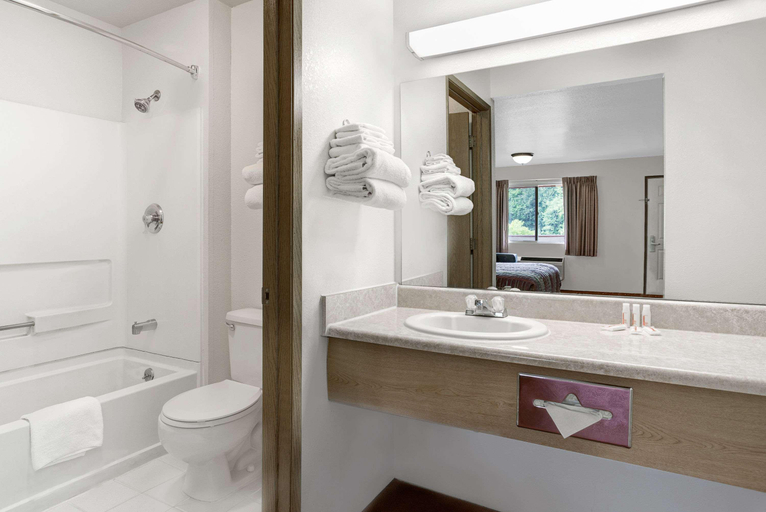 Bathroom 4, Olympic Inn & Suites, Clallam