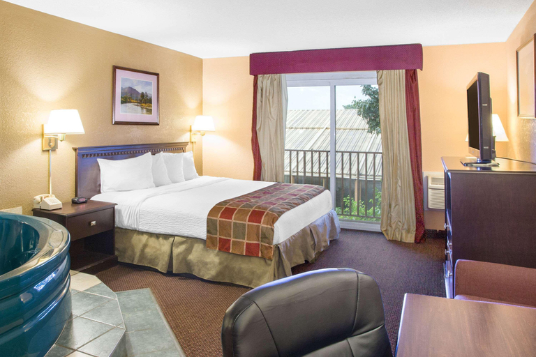 Bedroom 3, Days Inn by Wyndham Toledo, Lucas