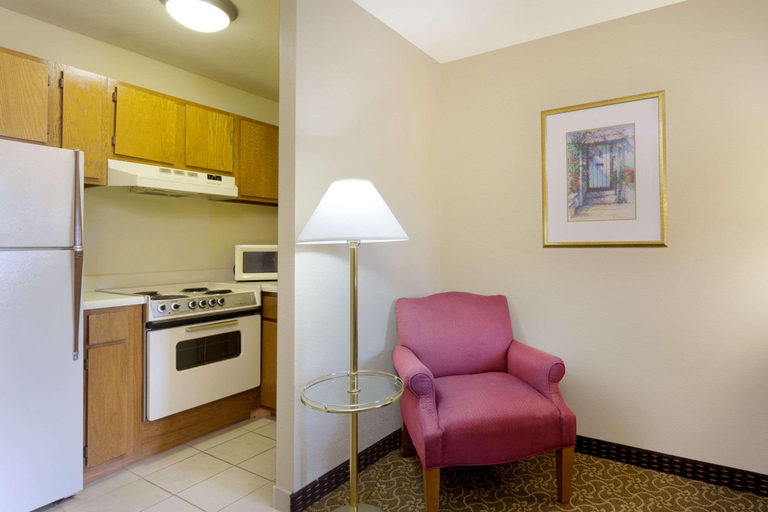 Bedroom 3, Days Inn & Suites by Wyndham Tempe, Maricopa