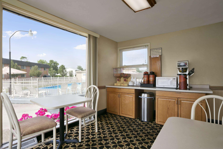 Exterior & Views 1, Sandusky Inn, Erie
