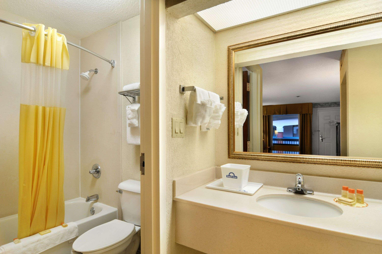 Bathroom, Days Inn And Suites by Wyndham Savannah Gateway, Chatham