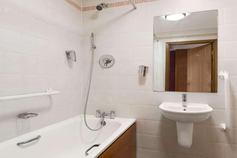 Bathroom 5, Savera Hotel, London