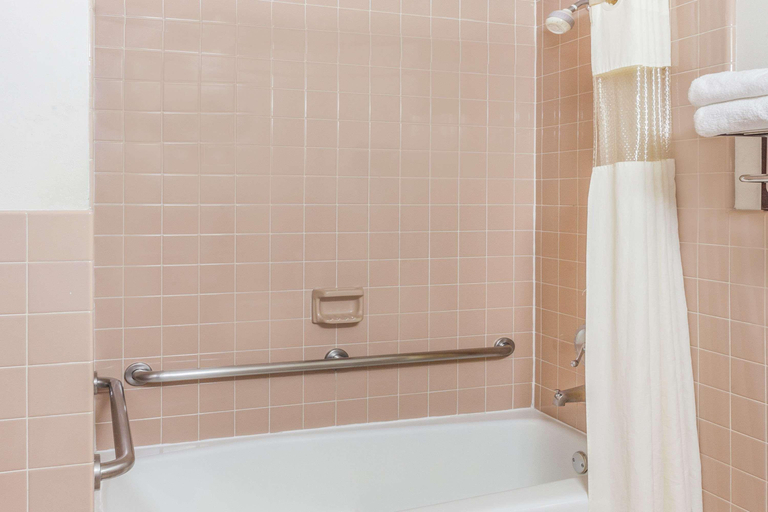 Bathroom 4, Serenity Inn Hotel Sweetwater, Monroe