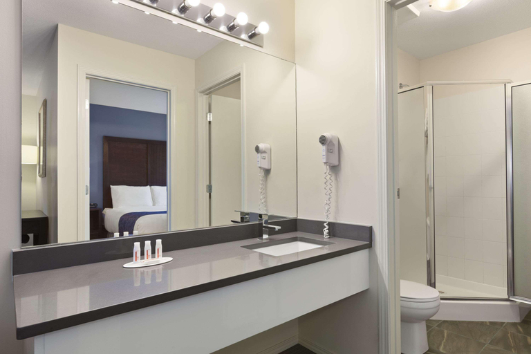 Bathroom 5, Days Inn by Wyndham Kelowna, Central Okanagan