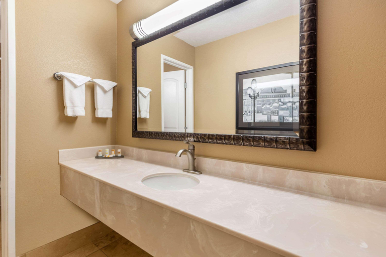 Bathroom 4, La Quinta Inn & Suites by Wyndham Seattle Downtown, Seattle