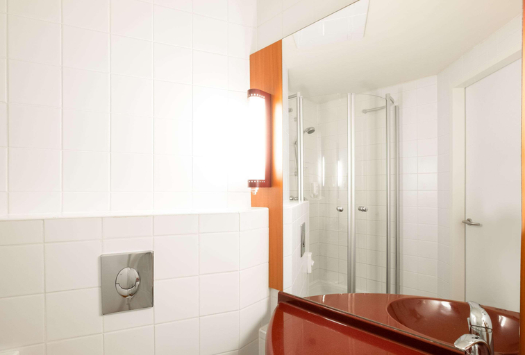 Bathroom, City Hotel Budapest, Budapesti