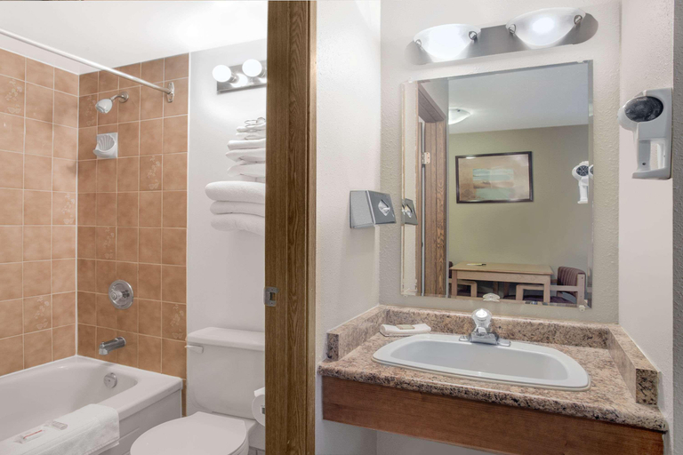 Bathroom 3, Park Inn by Radisson Osoyoos, Okanagan-Similkameen