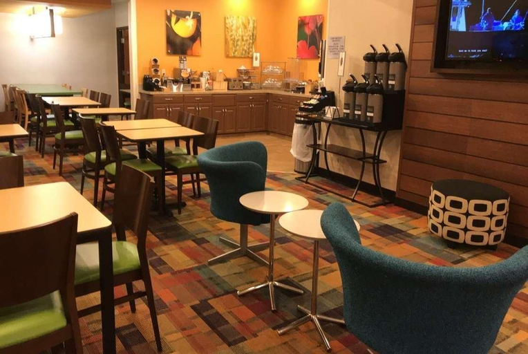 Food & Drinks 5, AmericInn by Wyndham Minot, Ward
