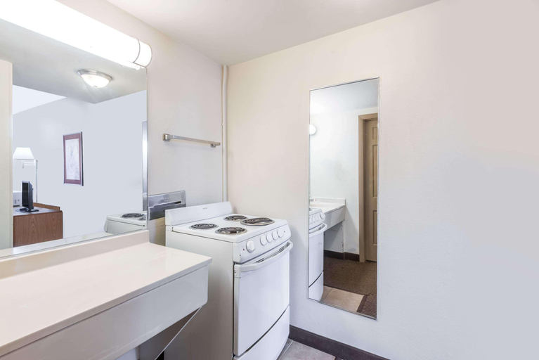 Bedroom 3, Super 8 By Wyndham Junction City, Geary