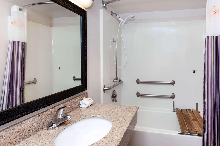 Bathroom 4, La Quinta Inn & Suites by Wyndham Milwaukee Bayshore Area, Milwaukee