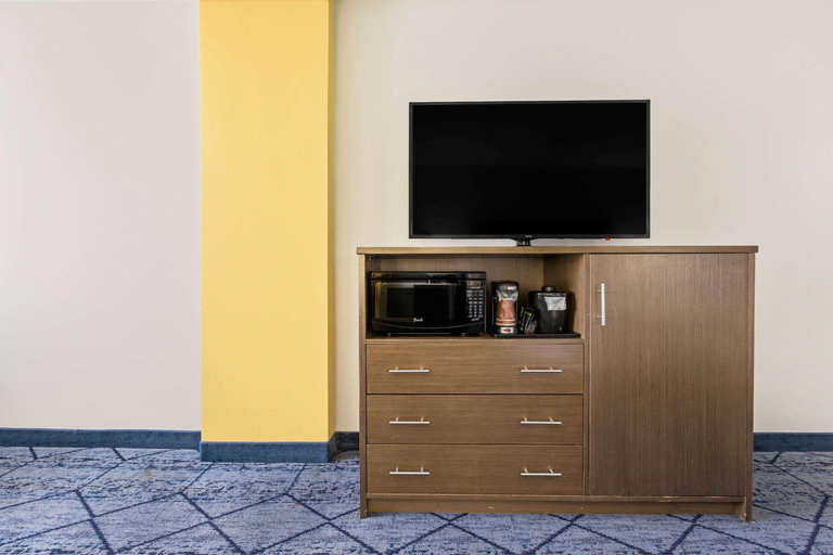 Bedroom 3, La Quinta Inn & Suites NE Long Beach Cypress, Los Angeles