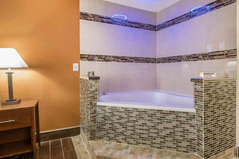 Bathroom 5, Quality Inn Janesville Area, Rock
