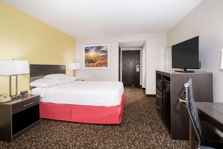 Bedroom 3, Days Inn by Wyndham Phoenix North, Maricopa
