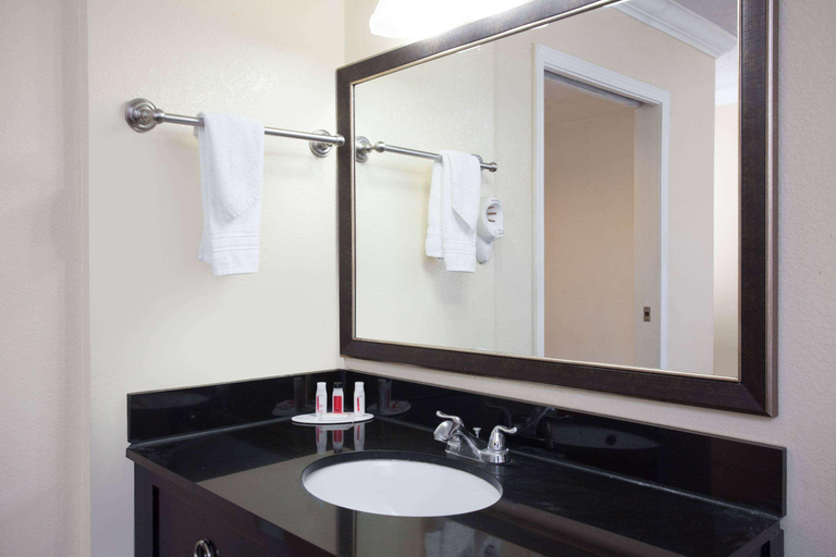 Bathroom 4, Capri Suites Anaheim, Orange
